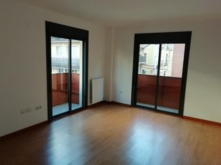 Affitto Appartamento in Carrer castellarnau 9. Piso esquinero de 2 habitaciones, muy luminoso y con 4 balcones