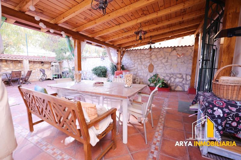 Foto 6f37b22e-641b-46e3-881f-4b50eb9cbac0. Casa adosada encantador chalet adosado con piscina comunitaria en Loeches