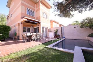 Casa aparellada a Soto de Henares. Tu oasis privado te espera en soto del henares! espectacular cha