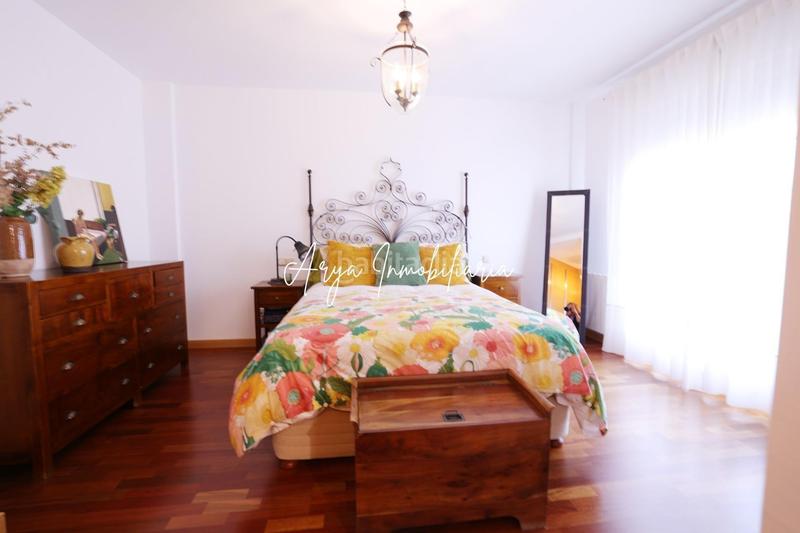 Foto 0c8a04ea-ad1d-430c-a6f0-9dbd32df5870. Casa pareada impresionante chalet pareado con piscina privada en soto del henares en Torrejón de Ardoz