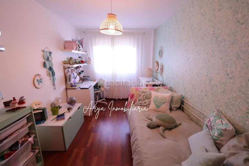 Foto 5436faf2-40d4-4f6e-9875-cb1e77a8166d. Casa pareada impresionante chalet pareado con piscina privada en soto del henares en Torrejón de Ardoz