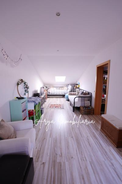 Foto e5304c32-64f4-4269-8ee1-21c4f4f2dc92. Casa pareada impresionante chalet pareado con piscina privada en soto del henares en Torrejón de Ardoz
