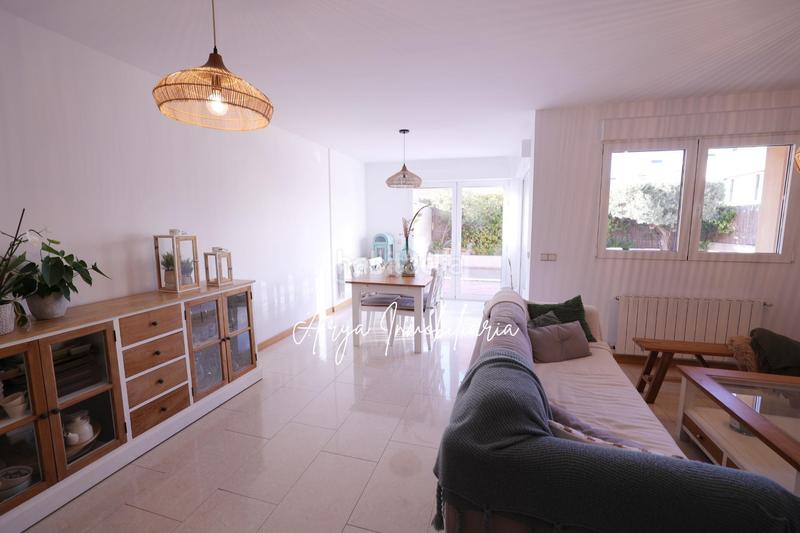 Foto fc11adb9-02f5-4328-b618-28ec742b0f86. Casa pareada impresionante chalet pareado con piscina privada en soto del henares en Torrejón de Ardoz