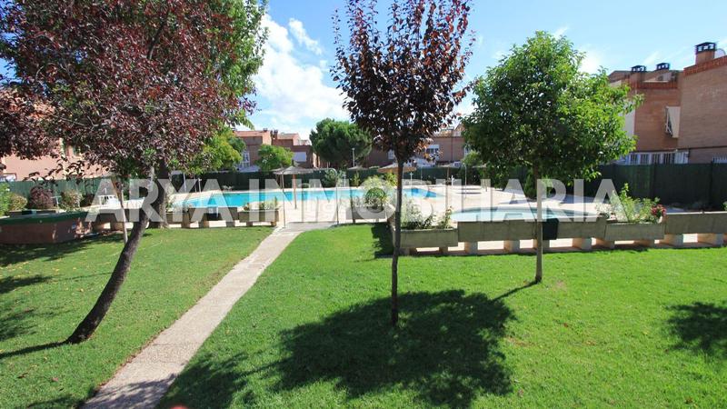 Foto cf670732-d916-4c23-ac29-b119a35ebb07. Casa a schiera con riscaldamento parcheggio piscina in Torrejón de Ardoz