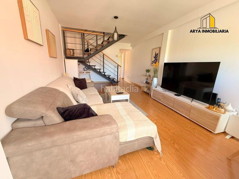 Foto 0996b33f-b010-4bd8-b202-577caece5696. Dúplex  con plaza de parking y amplios espacios en Loeches