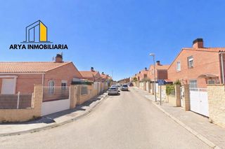 Doppelhaus in Pioz. Chalet pareado en urb. valcastillo pioz  calidad de vida y natur