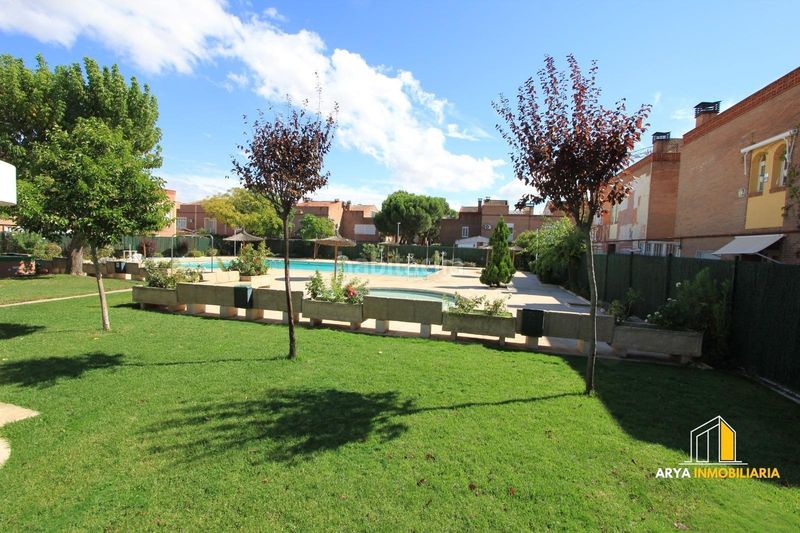 Foto 4f1c676e-efe5-488a-8239-d9db4b081b20. Casa adossada amb calefacció aparcament piscina a Torrejón de Ardoz