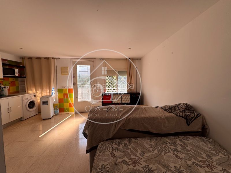 Foto f05c3dba-48c2-4721-9b82-eaf0f5ac5db5. Estudi amb piscina a les botigues de Sitges Sitges