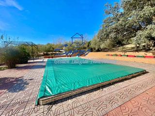 Masia a Valle de Abdalajís. Finca rústica con 3 viviendas independientes, piscina y olivos.