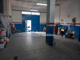 Local commercial à Casco Histórico. Local - taller en antequera con maquinaria