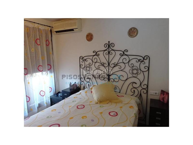 Foto b1600543-74cf-44b5-852d-42b875e4319f. Casa adossada amb aparcament piscina a Avenida de Abril-9 de Octubre Sagunt