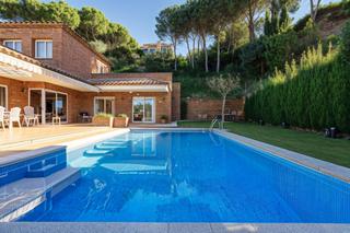 Chalet  Carrer de la torrevella. Espectacular casa a 4 vientos con jardín y piscina en caldes des