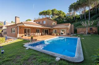 Xalet  Carrer de la torrevella. Espectacular casa a 4 vientos con jardín y piscina en caldes des