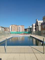 Pis  Calle ramón y cajal. Bajo con encanto y terraza en urbanización con piscina junto a v