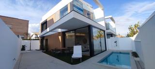 Chalet à Torre de la Horadada. Lujosa villa independiente de 3 dormitorios y 3 baños. llave en