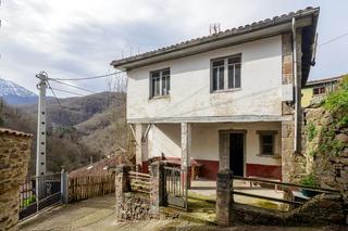 Casa adossada a Villar cienfuegos 8. Casa tradicional asturiana en el concejo de quirós, asturias.