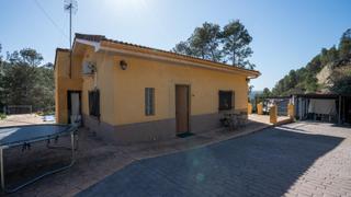Chalet  Carrer 16. Chalet en el pont de vilomara, con piscina y jardín