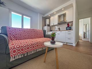Apartament  Avenida ronda. Piso reformado a 200m de la playa, con parking, piscina y pista