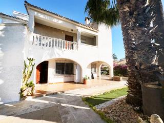 Chalet  Calle isla formentera-regia. Chalet con piscina privada en la regia, orihuela costa  a un pas
