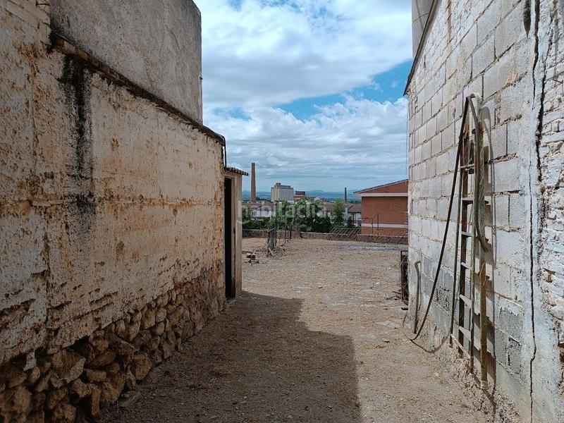 Foto f6163394-234d-479b-8bf0-b958539fe5c8. Casa una casa con historia que espera tu visión! en Pinos Puente