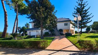 Chalet à Avenida buenos aires 4. Villa en calicanto