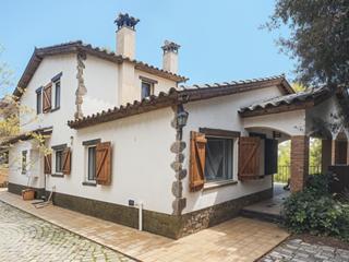 Casa a Riells i Viabrea. Exclusiva casa en la única urbanización dentro del parc natural