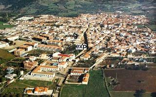 Chalet in Paseo del parque 2. Chalet amplio con jardín y garaje en el centro de madroñera, fre