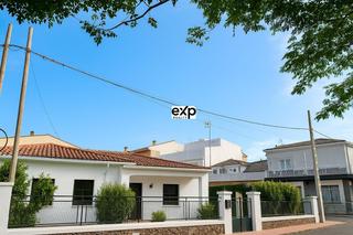 Xalet a Paseo del parque 2. Chalet amplio con jardín y garaje en el centro de madroñera, fre