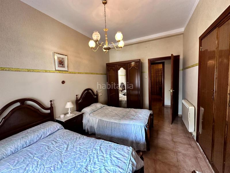 Foto 11ad1944-fa17-4e3b-9188-00e0c2f89ac5. Chalet en paseo del parque 2 chalet amplio con jardín y garaje en el centro , frente al parque en Madroñera