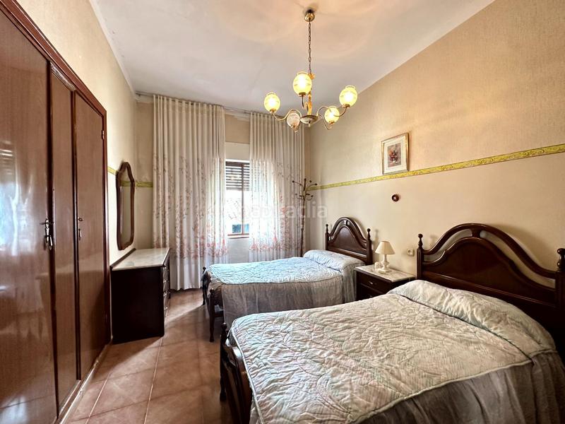 Foto 27ab9ba0-6e8e-49d0-886c-4ab09cc19fb7. Chalet en paseo del parque 2 chalet amplio con jardín y garaje en el centro , frente al parque en Madroñera