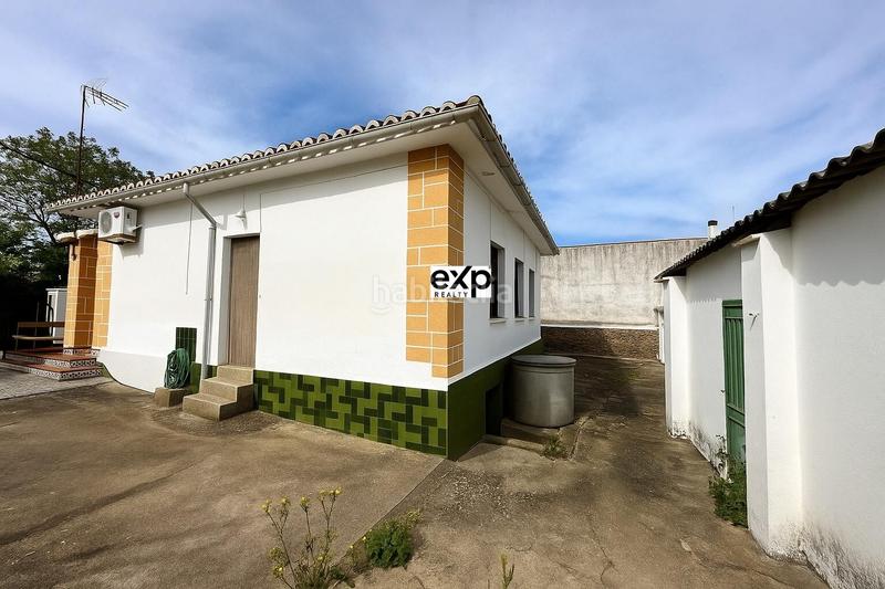 Foto 2969ee01-c1b8-4dd5-a9c9-7d823d0d569f. Chalet en paseo del parque 2 chalet amplio con jardín y garaje en el centro , frente al parque en Madroñera