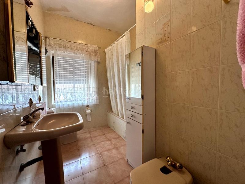 Foto 2b73eda8-72e8-4a19-bddc-732d56017fb1. Chalet en paseo del parque 2 chalet amplio con jardín y garaje en el centro , frente al parque en Madroñera