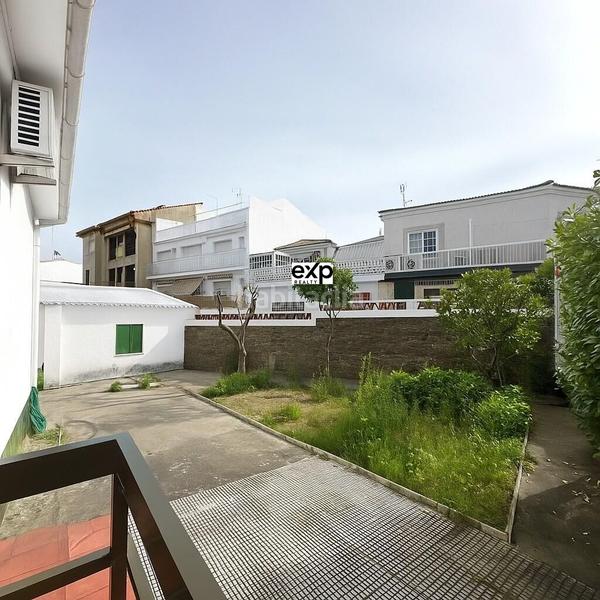 Foto 2e313f27-7b87-4928-8c47-ad537e977045. Chalet en paseo del parque 2 chalet amplio con jardín y garaje en el centro , frente al parque en Madroñera