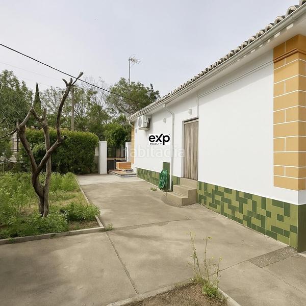 Foto 2e5f98eb-4a03-4675-a357-1f10da2061a1. Chalet en paseo del parque 2 chalet amplio con jardín y garaje en el centro , frente al parque en Madroñera