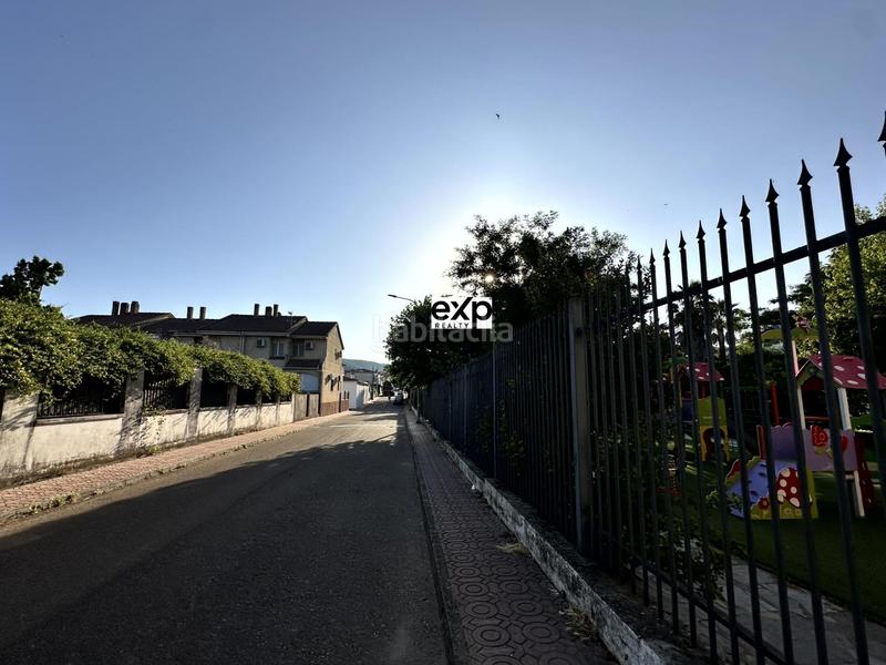 Foto 38e1a10a-3c5a-4c00-8f65-79db750ed866. Chalet en paseo del parque 2 chalet amplio con jardín y garaje en el centro , frente al parque en Madroñera