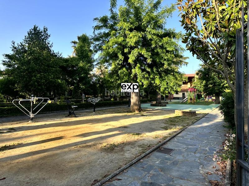 Foto 3b18ad89-c0fc-4104-8ebe-b2966e578d19. Chalet en paseo del parque 2 chalet amplio con jardín y garaje en el centro , frente al parque en Madroñera