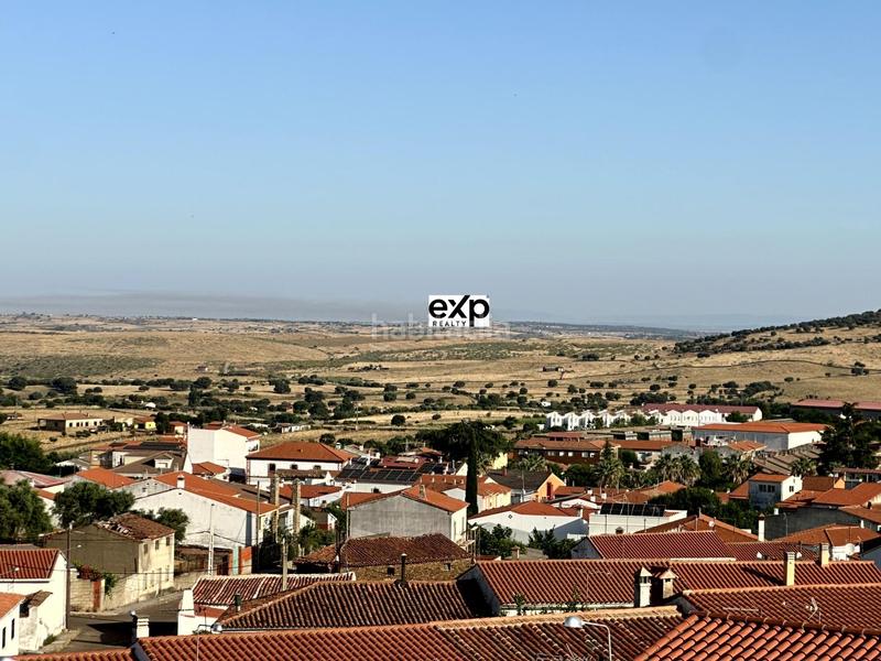 Foto 3d49ad9c-ca48-47cf-99ca-621d7185d997. Chalet en paseo del parque 2 chalet amplio con jardín y garaje en el centro , frente al parque en Madroñera