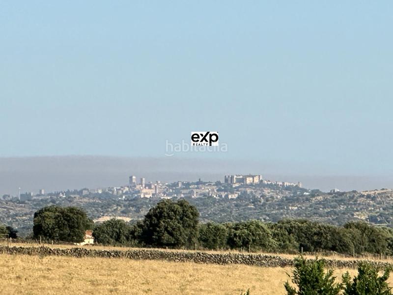 Foto 438cea32-a94f-4f30-aa77-c1e45bd9376c. Chalet en paseo del parque 2 chalet amplio con jardín y garaje en el centro , frente al parque en Madroñera