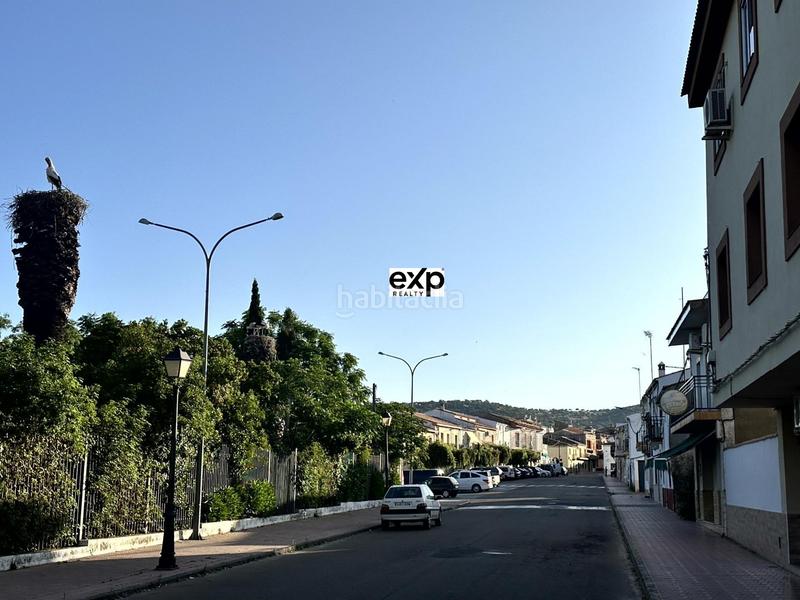 Foto 458c1609-95d9-454e-96e5-a5fae47087ec. Chalet en paseo del parque 2 chalet amplio con jardín y garaje en el centro , frente al parque en Madroñera