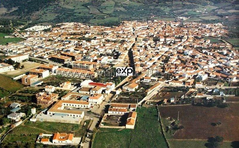 Foto 4fc2ca9e-9ba5-4202-aa04-8db8430c19f3. Chalet en paseo del parque 2 chalet amplio con jardín y garaje en el centro , frente al parque en Madroñera