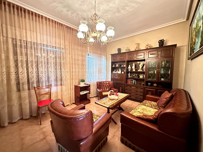 Foto 5dea3eea-b2f9-4b5e-afe1-9e78b328f5f8. Chalet en paseo del parque 2 chalet amplio con jardín y garaje en el centro , frente al parque en Madroñera