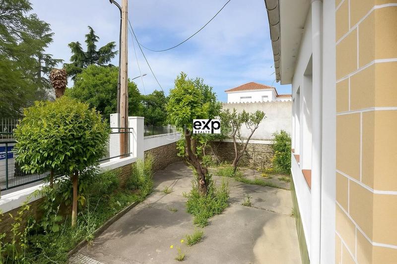 Foto 71ed84c8-1136-469b-a46e-10fdc6810574. Chalet en paseo del parque 2 chalet amplio con jardín y garaje en el centro , frente al parque en Madroñera