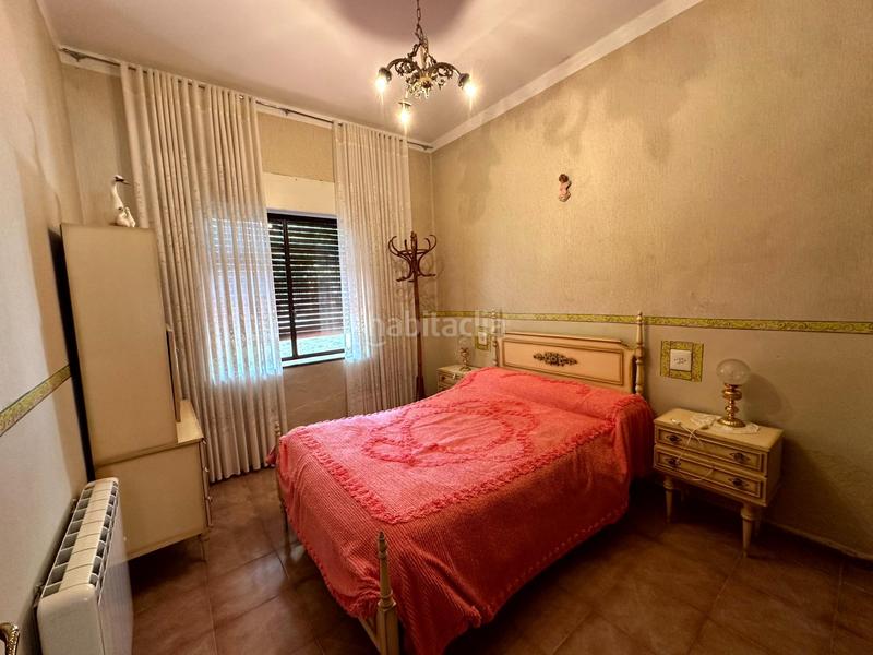 Foto 7a7e11e1-ae78-4d98-bd46-cfbf4a42eaba. Chalet en paseo del parque 2 chalet amplio con jardín y garaje en el centro , frente al parque en Madroñera