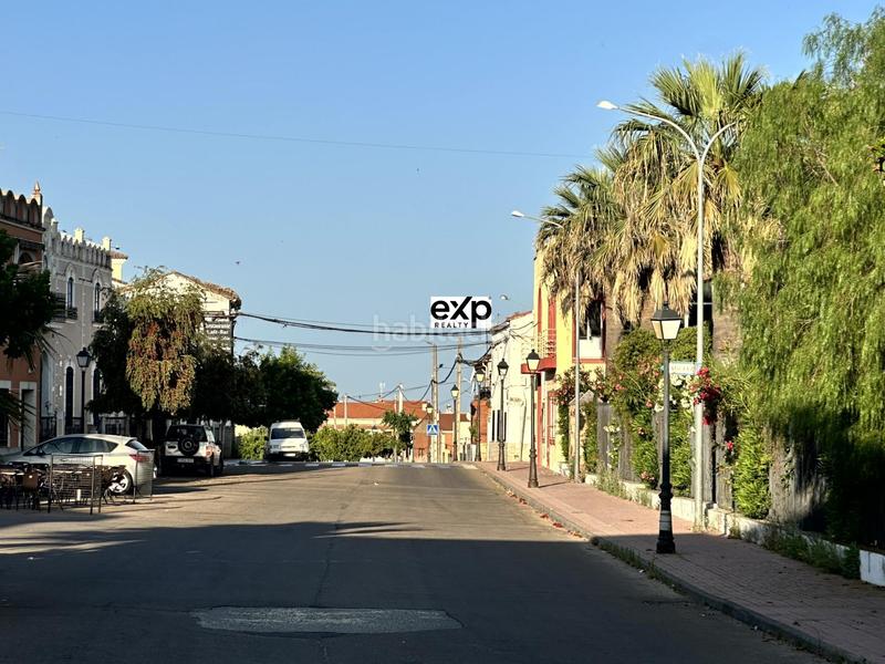 Foto 7f46a0f3-bb58-4cbe-85ef-29dcc6bbb084. Chalet en paseo del parque 2 chalet amplio con jardín y garaje en el centro , frente al parque en Madroñera