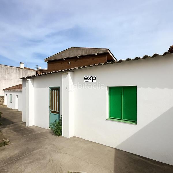 Foto 813b4047-8848-49e1-9a08-42ffcae39462. Chalet en paseo del parque 2 chalet amplio con jardín y garaje en el centro , frente al parque en Madroñera