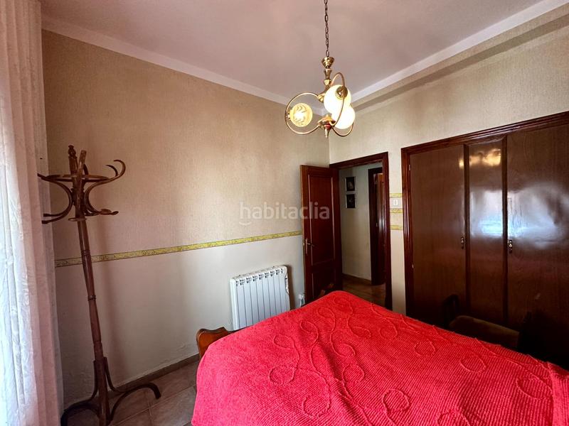 Foto 8284ed40-c214-48ff-938e-8385b4e385e9. Chalet en paseo del parque 2 chalet amplio con jardín y garaje en el centro , frente al parque en Madroñera