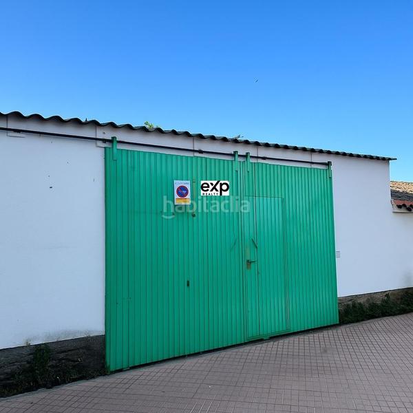 Foto 935ddd14-ca72-499e-8fc6-adfeb0e687b9. Chalet en paseo del parque 2 chalet amplio con jardín y garaje en el centro , frente al parque en Madroñera