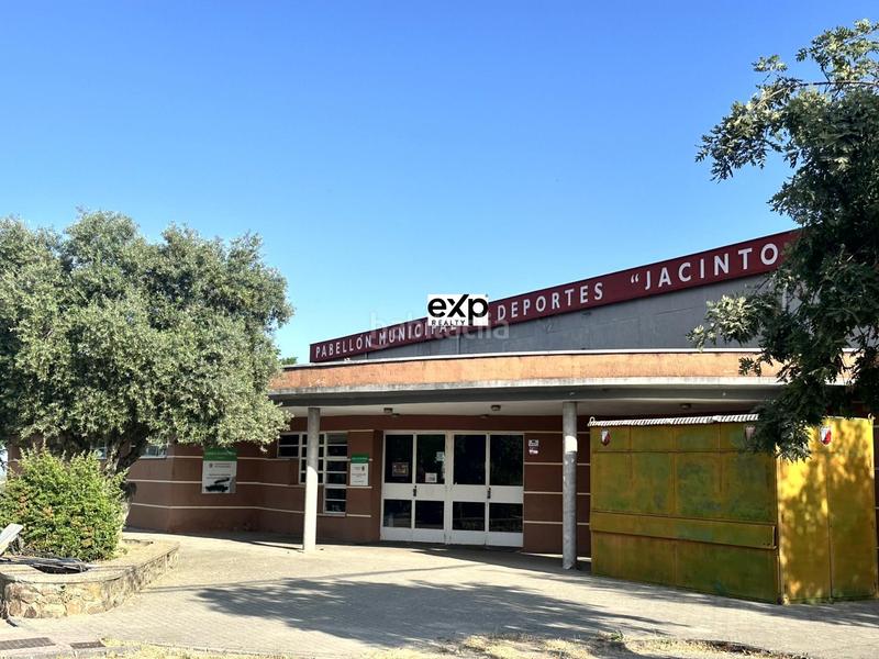 Foto 963eb434-e377-4fe6-8f33-32a1e241e4bc. Chalet en paseo del parque 2 chalet amplio con jardín y garaje en el centro , frente al parque en Madroñera