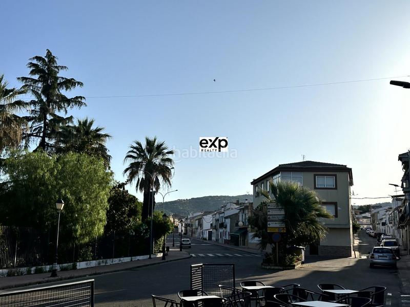 Foto 9997d66d-e797-4e40-8b6d-35abb99c9411. Chalet en paseo del parque 2 chalet amplio con jardín y garaje en el centro , frente al parque en Madroñera