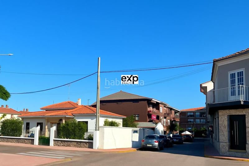 Foto d69c13c8-c9df-4de8-b07a-9e39ee515c88. Chalet en paseo del parque 2 chalet amplio con jardín y garaje en el centro , frente al parque en Madroñera